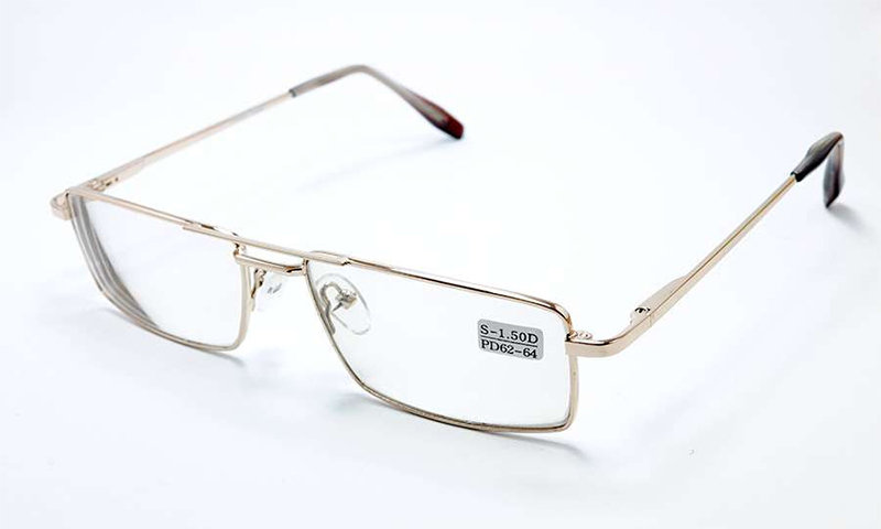 النظارات مع العدسات المعدنية (الزجاج)